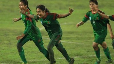 মাঝে কৃষ্ণা, সবার পেছনে মনিকা- ফাইল ছবি।