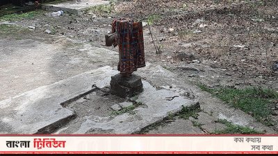 হাসপাতালের এই টিউবওয়েলটির হ্যান্ডেল কতদিন আগে চুরি হয়েছে জানেই না কর্তৃপক্ষ।