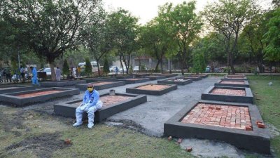 দিল্লির শ্মশানগুলোতে বানানো হচ্ছে চিতা