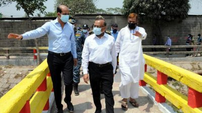 স্টর্ম ওয়াটার পাম্প হাউজ এলাকায় অধিগ্রহণ করা জমি পরিদর্শন করেন স্থানীয় সরকার, পল্লী উন্নয়ন ও সমবায়মন্ত্রী মো. তাজুল ইসলাম ও ডিএনসিসি মেয়র আতিকুল ইসলাম