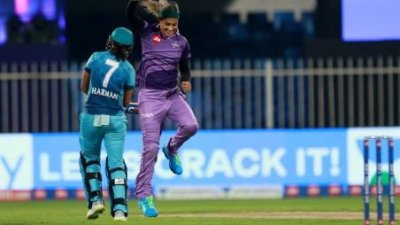 টি-টোয়েন্টি চ্যালেঞ্জে বল করছেন জাহানারা আলম, ফাইল ছবি।