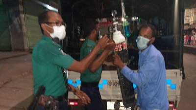 রিকশাচালকের ঘরে অক্সিজেন পৌঁছে দেয় পুলিশ