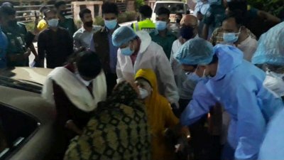 হাসপাতালে যাওয়ার আগে খালেদা জিয়ার সঙ্গে তার ব্যক্তিগত স্টাফ