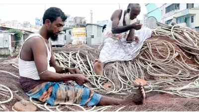 জেলেরা দিনরাত ইলিশ শিকারে ব্যবহৃত জাল ঠিকঠাক করছেন