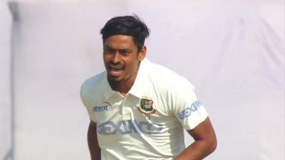সকালে জোড়া আঘাত হানেন তাইজুল।