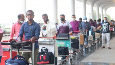 আন্তর্জাতিক ফ্লাইটের যাত্রীরা