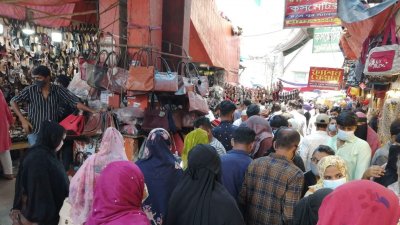 মার্কেটে উপচে পড়া ভিড়