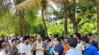 উখিয়ায় পুলিশ-জনতা সংঘর্ষ: আহত ১০, ইউএনও’র গাড়ি ভাঙচুর