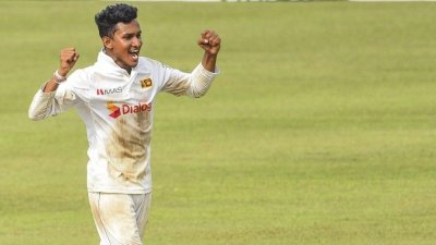 অভিষেকে বাংলাদেশকে ধসিয়ে দিয়েছেন প্রবীণ জয়াবিক্রমা