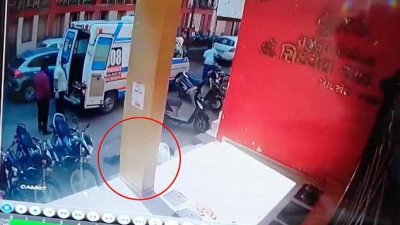 হাসপাতালের আইসিউতে নেওয়া হলেও বাঁচানো যায়নি তাকে