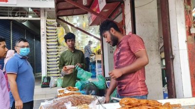 মাস্ক ছাড়াই চলছে কেনাবেচা
