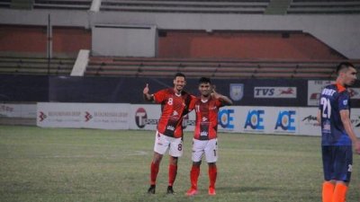 একটি গোল করেছেন ফের্নান্দেজ (বামে), জোড়া গোল করেছেন সবুজ (ডাানে)।