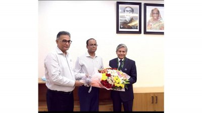 প্রধানমন্ত্রীর কার্যালয়ে মোহাম্মদ জিয়াউদ্দিনকে ফুল দিয়ে শুভেচ্ছা জানানো হচ্ছে