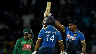 ব্যাট উঁচিয়ে ধরেছেন কুশল পেরেরা (ফাইল ছবি)