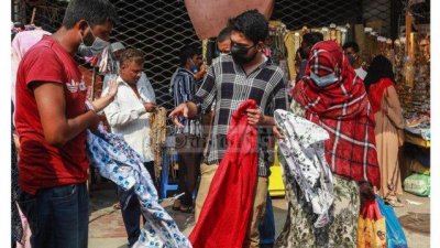পোশাক ক্রয়-বিক্রয় হচ্ছে