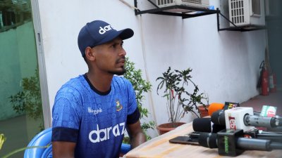 সংবাদ সম্মেলনে মোস্তাফিজুর রহমান।