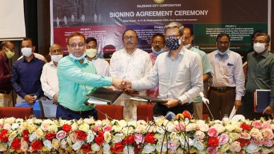 নগর ভবনের সিটি হল সভাকক্ষে চুক্তি স্বাক্ষর করেন মেয়র