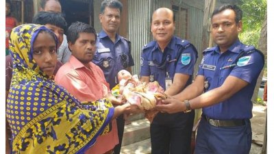 শিশুটিকে রিয়াজ ও মিশু দম্পত্তির কাছে হস্তান্তর করা হয়েছে