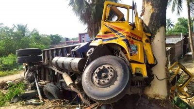 উল্টে যাওয়া ট্রাক