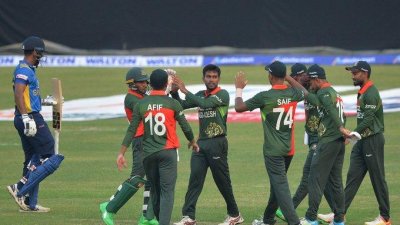 সাকিব-মিরাজের ঘূর্ণিতে বিপদে শ্রীলঙ্কা