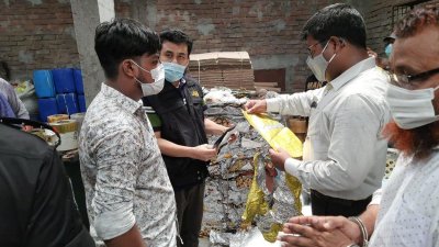 নকল মোড়ক তৈরির কারখানায় র‌্যাবের অভিযান