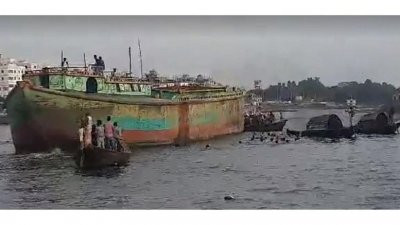 শীতলক্ষ্যায় বাল্কহেড-যাত্রীবাহী ডিঙ্গি নৌকার সংঘর্ষ