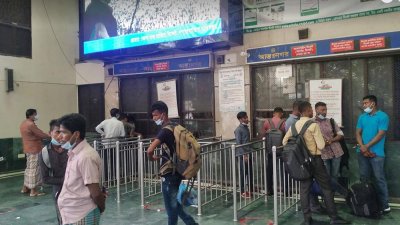 সিলেট স্টেশনে টিকেট কাউন্টারে যাত্রীরা