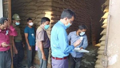 খাদ্য গুদামের চাল আত্মসাতের চেষ্টা, কর্মকর্তা প্রত্যাহার