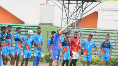 অনুশীলনে জেমি ডে ও তার শিষ্যরা।