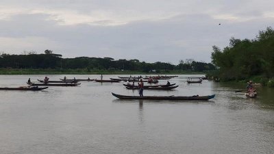 নৌকা নিয়ে হালদায় জেলেরা