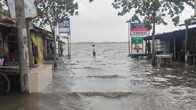 সাতক্ষীরার চার উপজেলার বিভিন্ন নদীর বাঁধ ভেঙে ৩৫ হাজার পরিবারের দেড় লাখ মানুষ পানিবন্দি