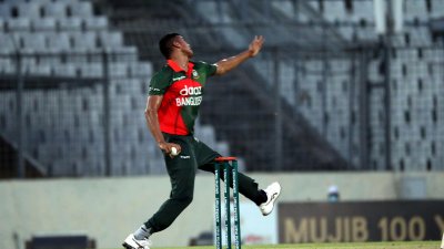 মিরপুরে চলছে তাসকিন-শো!