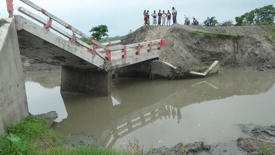 খাল খননের কারণে নিচ থেকে মাটি সরে সেতুগুলো ভেঙে পড়েছে