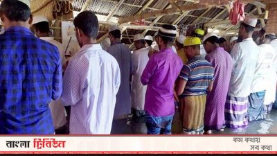 হাঁটু পানিতে নামাজ আদায় করছেন মুসল্লিরা