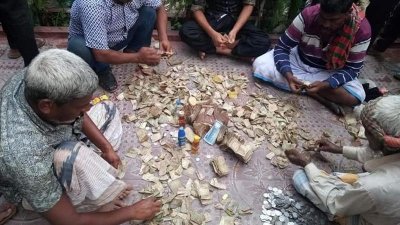 বনপাড়া পাবনা বাসস্ট্যান্ডে জমানো টাকার বস্তা ফেলে গেছেন এক নারী ভিক্ষুক
