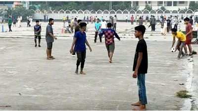 শিশু-কিশোররা শেষ ভরসা হিসেবে ঈদগাহ মাঠকে বেছে নিয়েছে