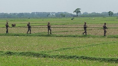 বেনাপোল স্থলবন্দর ও সীমান্তে কঠোর নজরদারি শুরু করেছেন বিজিবির সদস্যরা