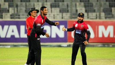 ব্যাট হাতে ব্যর্থ হলেও বল হাতে সফল ছিলেন গাজী গ্রুপ অধিনায়ক মাহমুদউল্লাহ।