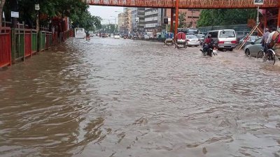 বৃষ্টিতে প্লাবিত মিরপুর এলাকার একটি রাস্তা