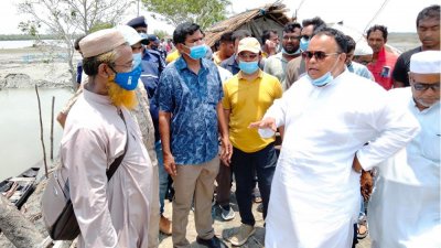 কয়রায় ভাঙনকবলিত ও বিধ্বস্ত বেড়িবাঁধ পরিদর্শন করেন মো. এনামুল হক