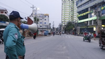 হ্যান্ড মাইকিং করে সবাইকে নির্দেশনার বিষয়ে জানানো হচ্ছে
