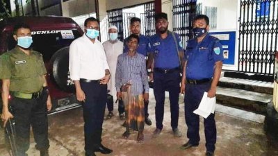 পুলিশের হাতে আটক জুয়া খেলার জায়গা করে দেওয়া দোকানদার