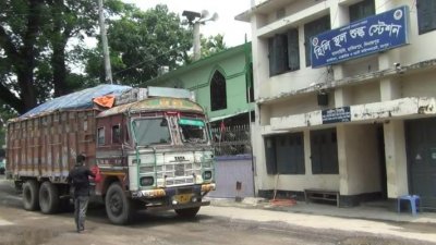 হিলি স্থলবন্দরে পণ্যবাহী ট্রাক