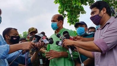 মহাখালীর সাততলা বস্তি পরিদর্শন শেষে সাংবাদিকদের সঙ্গে কথা বলছেন মেয়র আতিকুল।