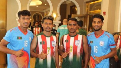 সতীর্থদের সঙ্গে উইঙ্গার রাকিব হোসেন (বামে)।