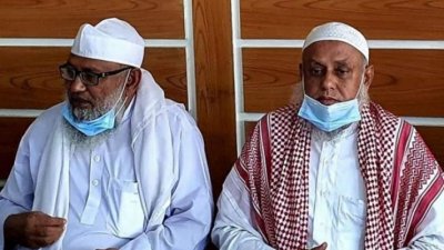 মাওলানা সাজিদুর রহমান (ডানে) মুফতি মোবারক উল্লাহ (বাঁয়ে)