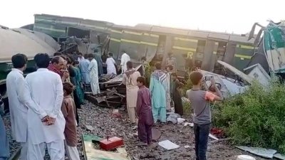 পাকিস্তানে ট্রেন দুর্ঘটনায় নিহত অর্ধশতের বেশি