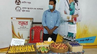 বেনাপোল ইমিগ্রেশন চেকপোস্টে সারিবদ্ধভাবে সাজিয়ে রাখা হয়েছে খাবার