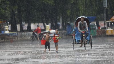 রাজধানীতে বৃষ্টি। ছবি: নাসিরুল ইসলাম