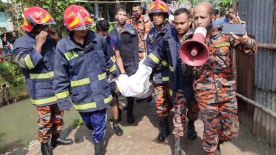 উদ্ধার করে আনা হচ্ছে যুবককে। ছবি: সংগৃহীত